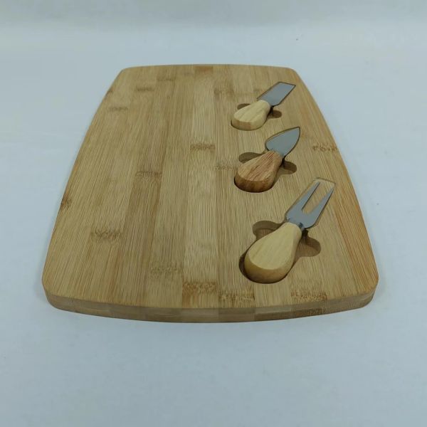 Cheese and cracker tray with knives1