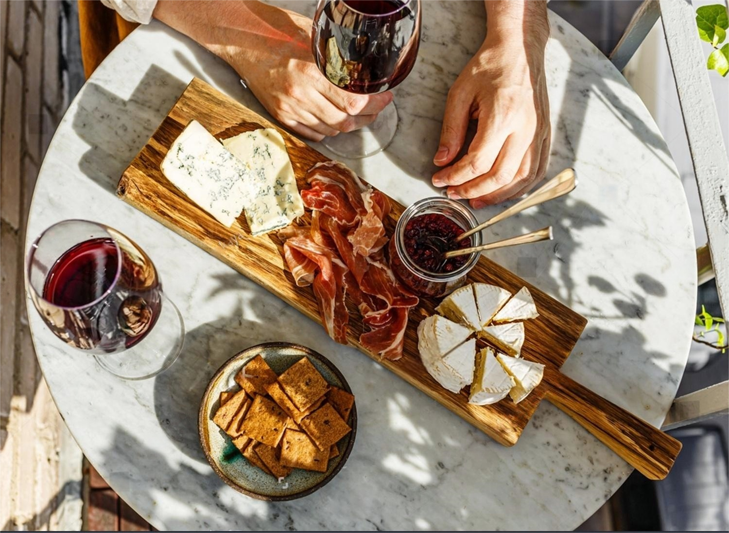 planche d'apéritifs et de fromages